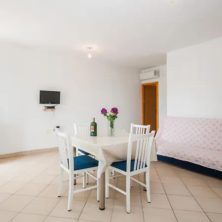 Iva-family 250 M From Pebble Guest house